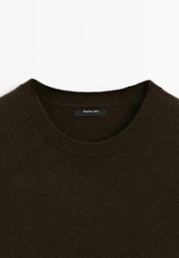 Brązowy sweter dziany z okrągłym dekoltem. Miękka faktura, minimalistyczny design. Metka wewnątrz przy szyi z napisem "Massimo Dutti".