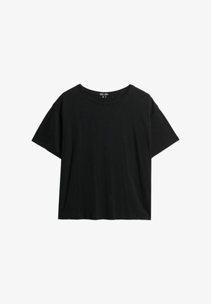 Camiseta negra de manga corta fabricada con tejido suave. Presenta un escote redondo y un corte relajado, sin patrones ni acentos visibles.