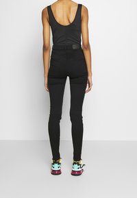 Monki Vaqueros pitillo - black