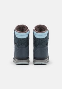 Dunkelblaue Winterstiefel mit gestepptem Bezug, grauer Sohle und weichem grauem Futter. Helle blaue Akzente am Kragen verleihen Detail. Rückansicht.