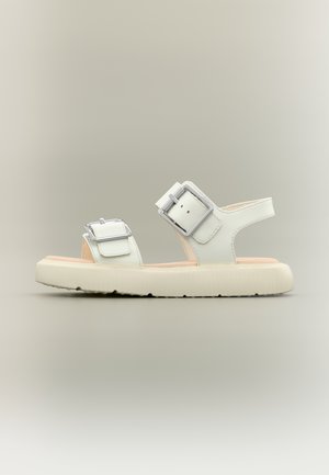 Sandalia blanca sintética con hebillas ajustables, diseño de punta abierta, suela contorneada y suela exterior de goma para tracción.