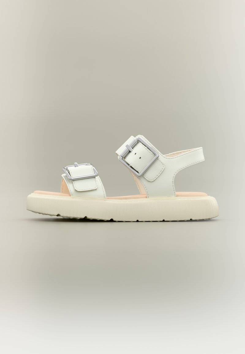 Sandale synthétique blanche avec boucles réglables, design à bout ouvert, semelle profilée et semelle extérieure en caoutchouc pour une meilleure adhérence.