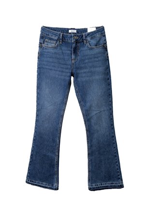 Jeans in denim blu con gamba leggermente svasata, chiusura con bottoni e cerniera, tasche fronte e retro, esposti distesi su sfondo bianco.