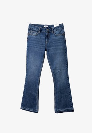 Jeans in denim blu con gamba leggermente svasata, chiusura con bottoni e cerniera, tasche fronte e retro, esposti distesi su sfondo bianco.