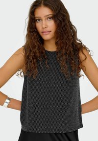 Czarny top bez rękawów z teksturowanym wzorem, z wysokim dekoltem i luźnym krojem. Srebrne akcenty dodają detali projektowi.
