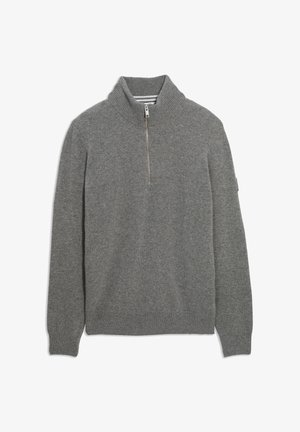 Grijze gebreide trui met een hoge geribbelde kraag, voorzien van een halve rits en heeft een gladde textuur en eenvoud in zijn ontwerp.