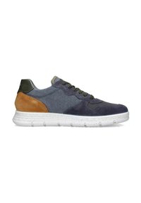 Sneakers da uomo con un mix di tessuto testurizzato blu, suede marrone e dettagli verdi. La suola è bianca con un motivo maculato.