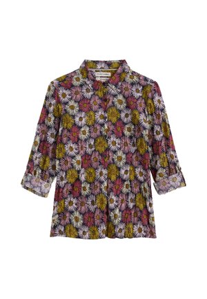 Camisa abotonada con mangas 3/4 con un estampado floral en rosa, amarillo, blanco y púrpura oscuro sobre un fondo oscuro.