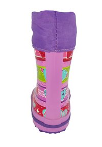 Bottes de pluie pour enfants violettes avec un revers en tissu, des motifs graphiques colorés comprenant des cœurs et des étoiles, et une semelle en caoutchouc texturée.