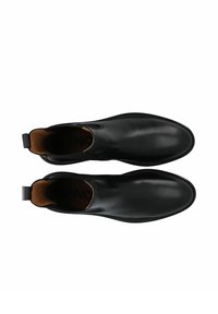 Stivali alla caviglia in pelle nera con pannelli elastici ai lati, una linguetta sul tallone e una finitura liscia. Suola in gomma piatta e design della punta arrotondata.