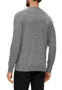 Grauer Strickpullover aus strukturiertem Material, mit langen Ärmeln und Rundhalsausschnitt. Der Saum ist gerade mit leichten seitlichen Schlitz. 