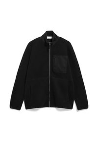 Schwarze Fleece-Jacke mit Reißverschluss, hohem Kragen, vorderen Taschen und einer aufgesetzten Tasche auf der linken Brust. Weicher Stoff und minimalistisches Design.