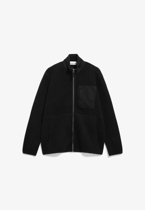 Schwarze Fleece-Jacke mit Reißverschluss, hohem Kragen, vorderen Taschen und einer aufgesetzten Tasche auf der linken Brust. Weicher Stoff und minimalistisches Design.