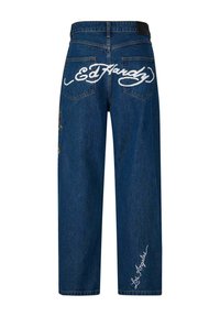 Modré džíny se bílým vyšívaným logem "Ed Hardy" na zadní straně a detailem "Los Angeles" poblíž lemu. Rovný střih.