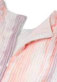 Prenda de tela plisada en suaves tonos rosa y lavanda con cierre de cremallera. Material ligero y Texturizado que crea una apariencia fluida.