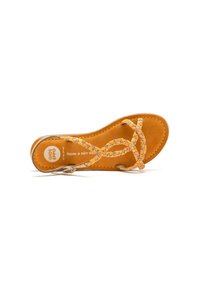 Sandal in pelle arancione con cinturini intrecciati floreali, soletta in pelle e dettagli in argento. Il testo sulla soletta recita "Buona giornata." Soletta piatta.