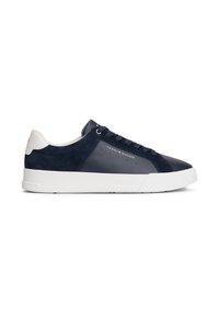 Adidași cu vârf jos, de culoare bleu marin și alb, cu sistem de închidere prin șireturi, accente din suedină și logo-ul Tommy Hilfiger pe lateral și pe călcâi.