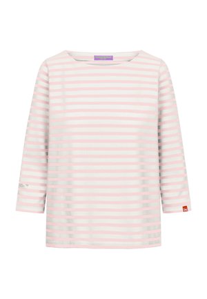 Langarmshirt met boothals en zachte roze en witte horizontale strepen, voorzien van een klein rood label op de linkermouwmanchet.