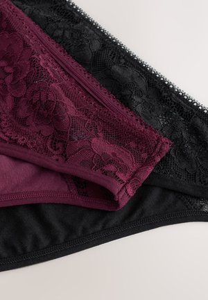 Twee paar damesondergoed: één zwart met bloemenkant en één bordeauxrood met bijpassende kanten overlay. Beide zijn gemaakt van glad katoenen stof.