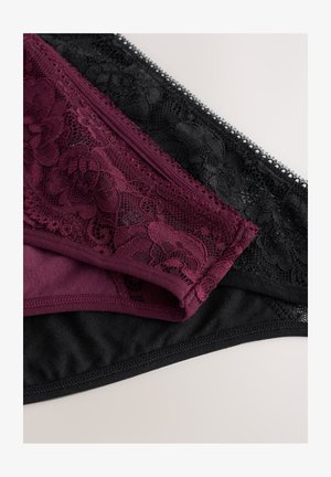 Twee paar damesondergoed: één zwart met bloemenkant en één bordeauxrood met bijpassende kanten overlay. Beide zijn gemaakt van glad katoenen stof.
