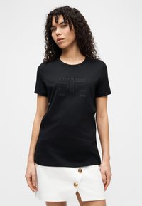 Μαύρο βαμβακερό t-shirt με κοντά μανίκια, με ανάγλυφο λογότυπο κειμένου "ELISABETTA FRANCHI SINCE 1998" στο μπροστινό μέρος. Κανονική εφαρμογή.