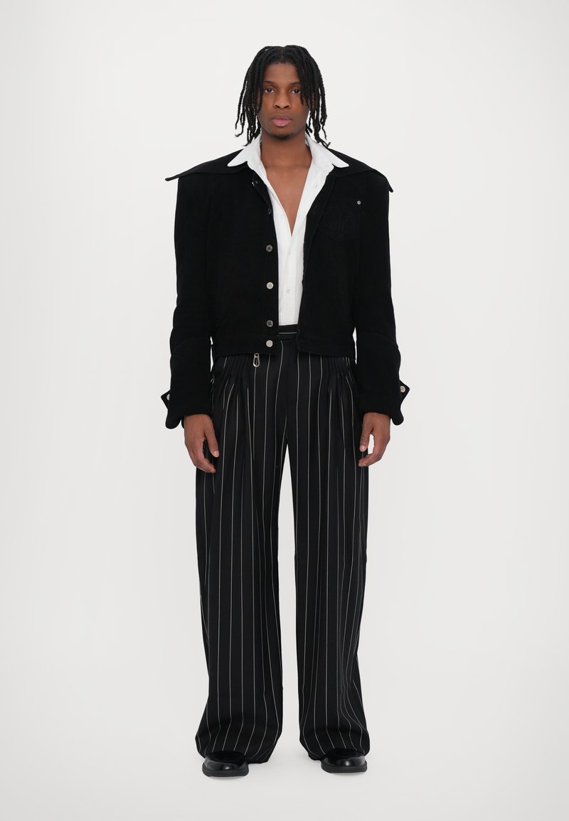 Palomo PINSTRIPED CRUISING TAILORED TROUSERS UNISEX - Pantalon classique - black