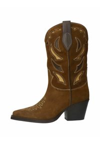 Botte de cow-boy en daim marron avec un bout pointu, des découpes décoratives et des surpiqûres blanches. Elle est dotée d'un talon carré et d'accents contrastants.