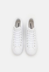 Białe trampki z płaskim noskiem, płaską podeszwą i metalowymi oczkami. Cechują się teksturowaną powierzchnią oraz sznurowanym zapięciem zapewniającym pewne dopasowanie.