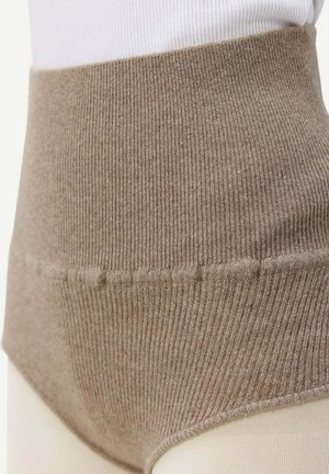 Culottes taille haute en maille côtelée de couleur taupe. Présentent une texture douce avec une large taille élastique et des détails de couture subtils.