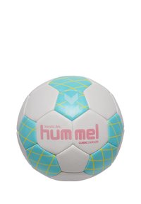 Træningsbold med hvid og turkis design, prydet med geometriske mønstre og pink branding. Overfladetexturen ser glat ud.