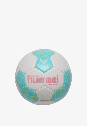 Balón de entrenamiento con un diseño blanco y turquesa, que presenta patrones geométricos y una marca en rosa. La textura de la superficie parece lisa.