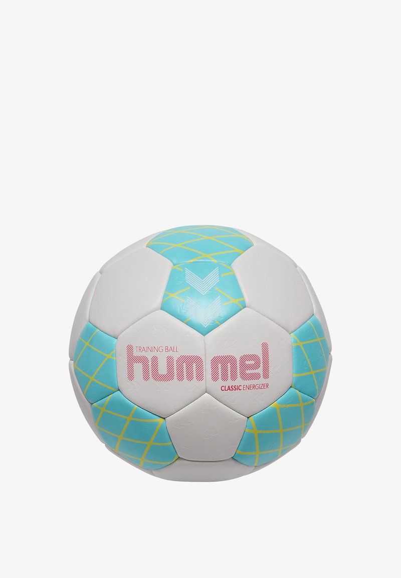 Balón de entrenamiento con un diseño blanco y turquesa, que presenta patrones geométricos y una marca en rosa. La textura de la superficie parece lisa.