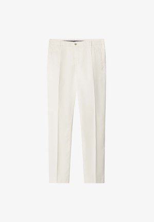 Pantalons taillés blanc cassé avec plis sur le devant, poches latérales, passants de ceinture et fermeture à bouton à la taille.