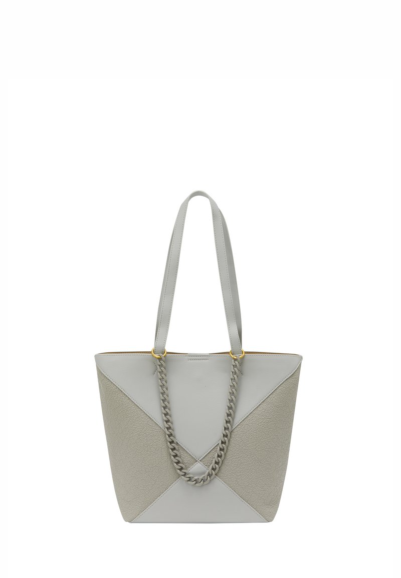 Tote taske i lys grå læder med et geometrisk design. Har flade skulderremme og en flettet kædeaccent i midten.