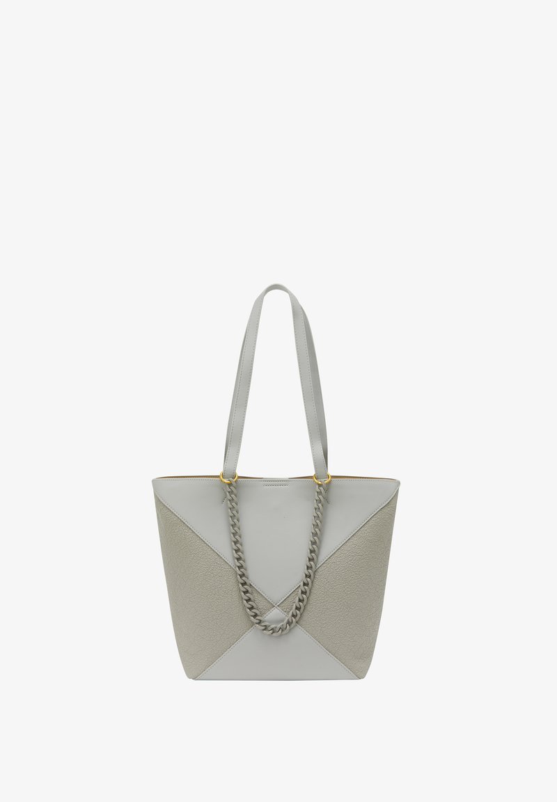 Tote taske i lys grå læder med et geometrisk design. Har flade skulderremme og en flettet kædeaccent i midten.