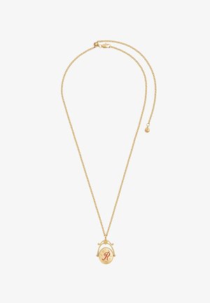 Guldhalskæde med vedhæng i oval form, der er graveret med et rødt bogstav "R" og små dekorative stjerner, med justerbar lukning.