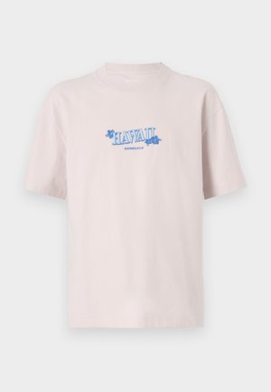 Svetlo roza bombažna majica s prikazom modrega vezenega napisa "HAWAII HONOLULU" z cvetličnimi dodatki, okroglim ovratnikom in kratkimi rokavi.