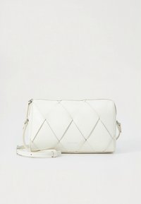 Witte doorgestikte leren crossbodytas met verstelbare riem, rechthoekige vorm en subtiel geperst logo in het midden aan de voorkant.