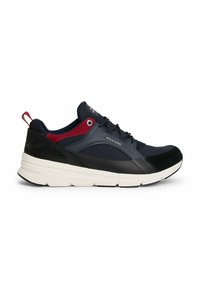 Sneaker a lavorazione bassa in blu navy, nero e rosso con suola bianca, pannelli in rete e pelle, lacci e logo "Hilfiger" sul lato.