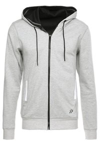 Sudadera con cremallera gris y capucha forrada de negro, que cuenta con dos bolsillos laterales blancos, cremallera negra y un acento blanco en el área del pecho izquierdo.
