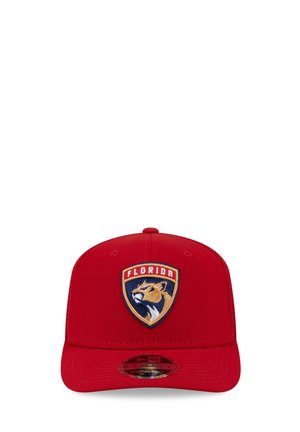 Punainen baseball-lippis, jossa Florida Panthersin logo, jossa etupaneelissa on kilvessä murisevan pantterin pää.