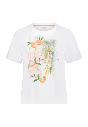 Witte katoenen t-shirt met een kleurrafische afbeelding van perziken en bladeren, met de tekst "LA DOLCE VITA" in roze en zilveren accenten.