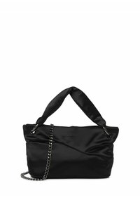 Sac à main en satin noir avec un design torsadé, une anse en tissu robuste et une accent en chaîne argentée. Présente une texture lisse et un branding subtil.