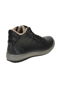 Sneaker alta nera in pelle con finitura texture, stringhe piatte e una morbida fodera beige. Presenta una suola in gomma e dettagli di cucitura discreti.