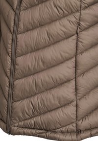 Hnedá pufferoá bunda s prešívanou textúrou a diagonálnym šitím. Obsahuje bočný zips a hladký, ľahký materiál.