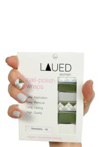Wraps per unghie in un design geometrico, caratterizzati da colori verde, bianco e grigio. La confezione elenca i dettagli per l'applicazione e contiene sei design.