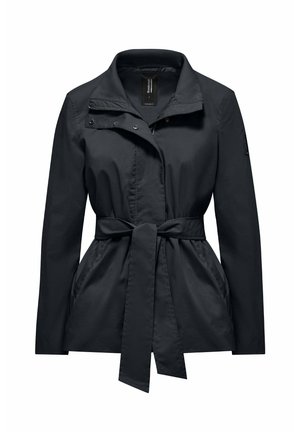 Czarna kurtka z długim rękawem, zapinana z przodu na zamek błyskawiczny i zatrzaski, z bocznymi kieszeniami oraz paskiem w talii zawiązanym na supeł.