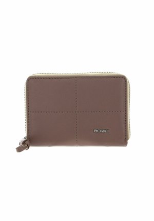 Portefeuille en cuir marron avec une surface texturée, présentant des coutures verticales et une fermeture éclair. Logo affiché à l'avant.