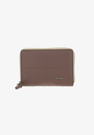 Portefeuille en cuir marron avec une surface texturée, présentant des coutures verticales et une fermeture éclair. Logo affiché à l'avant.