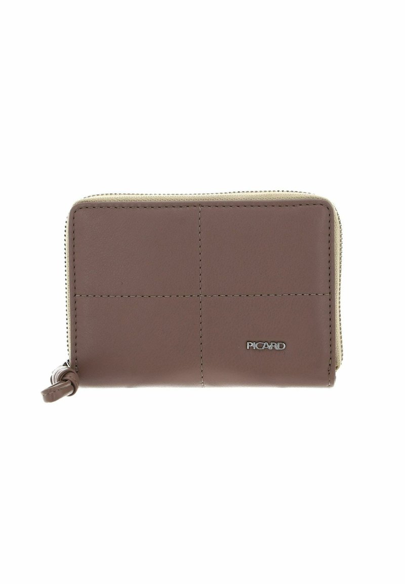 Portefeuille en cuir marron avec une surface texturée, présentant des coutures verticales et une fermeture éclair. Logo affiché à l'avant.